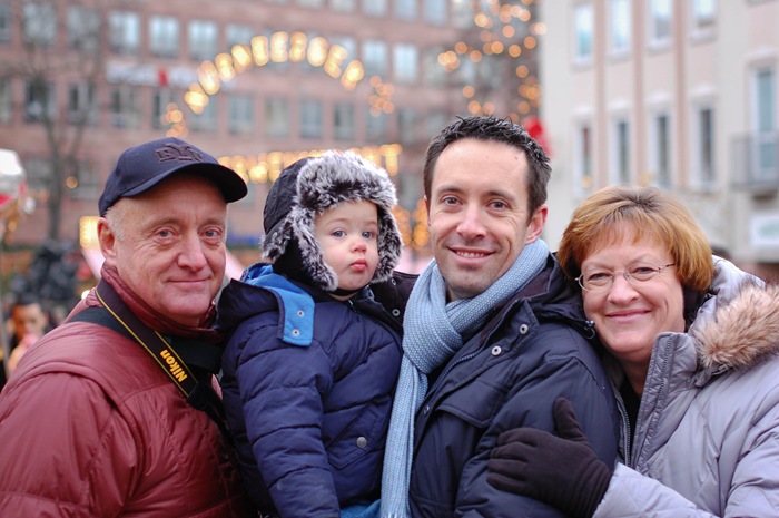 [chris and his parents[2].jpg]