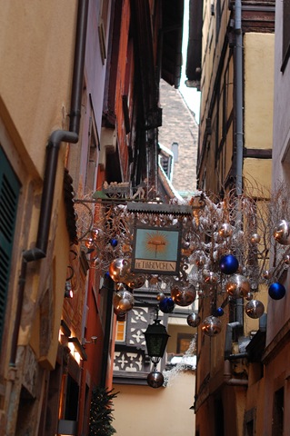 [decorated alley[3].jpg]