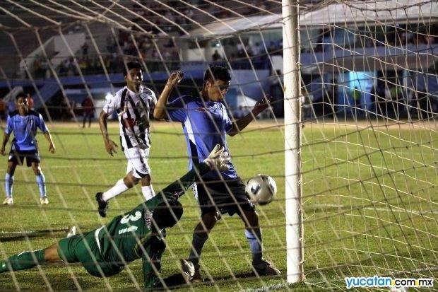 [Foto Diario de Yucatán. Sebastían González empuja el balón en claro fuera de lugar[6].jpg]