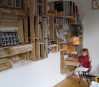 children's wall unit - http://daddytypes.com/2008/06/07/kids_wall_unit_from_shipping_pallets.php
