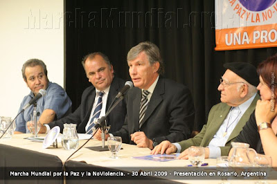 El economista Guillermo Sullings presentando la Marcha Mundial en Rosario, Argentina