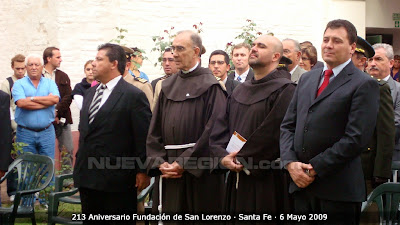 Autoridades presidiendo el acto
