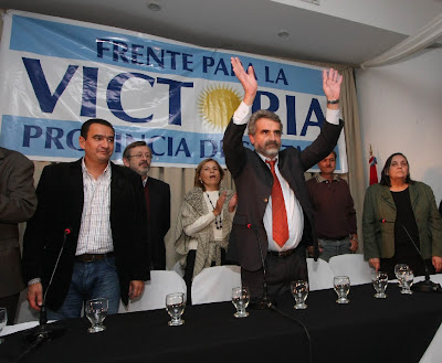 ROSSI Saluda a los militantes