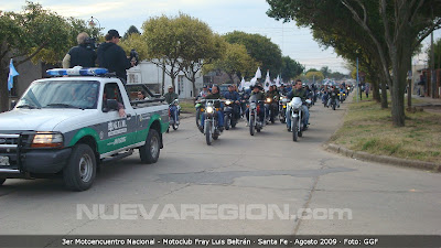 El nuevo vehículo de La Municipalidad ((GUM) al frente de la caravana