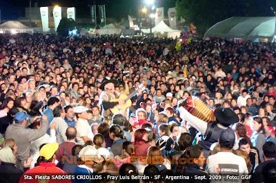 ORLANDO VERACRUZ entre la gente, dijo sus verdades cantando y muy aplaudido