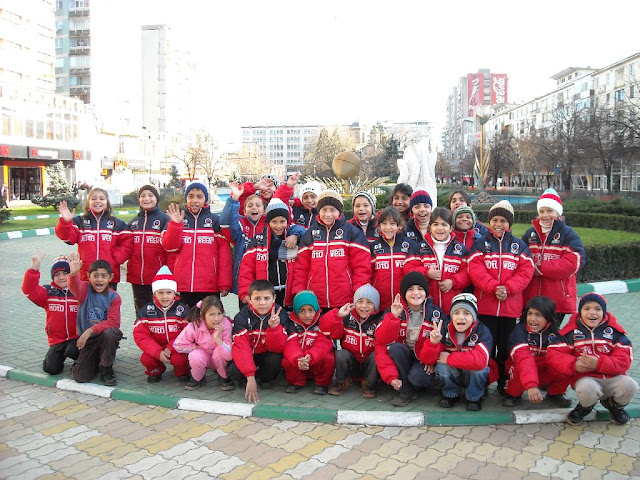 http://lh4.ggpht.com/_1fk34j8W6WU/SxLreJgtzBI/AAAAAAAAAZo/rI4LH7JR6pU/s640/VoluntariatPitesti_MaluVanat%20%285%29.JPG