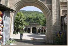 حسین در حال عکاسی