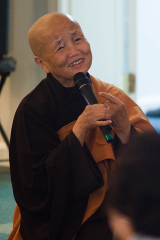 [Sister Chan Khong[2].jpg]