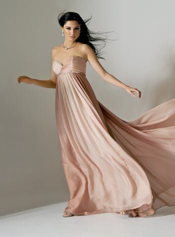 a very immpressive bridal gown for beach wedding simple fly away pleated