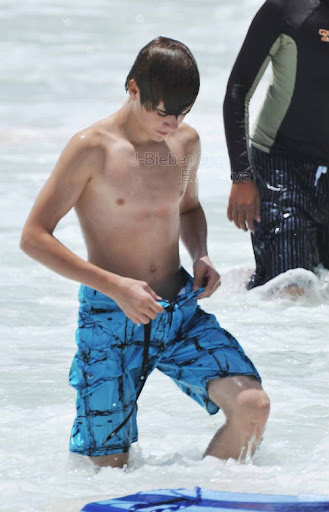 justin bieber fake six pack. Justin Bieber Six Pack Abs