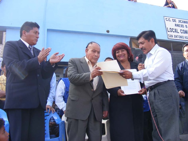 [PRESIDENTE REGIONAL LUIS CUSTODIO JUNTO A LA CALDESA PROVINCIAL DE HUAROCHIRÍ, EL ALCALDE DE SAN ANTONIO Y EL PRESIDENTE DEL ANEXO 8 - 2[4].jpg]