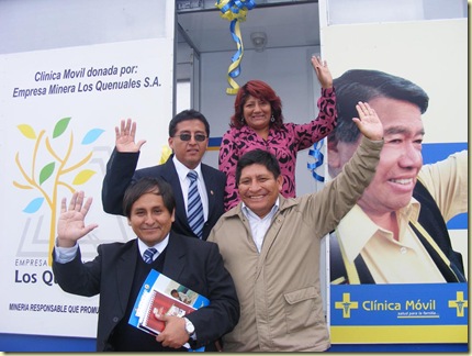 la alcaldesa provincial de huarochirí junto al consejero de yauyos y los directores de la red de salud de huarochirí y de la clínica móvil, respectivamente