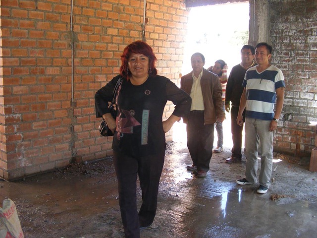 [alcaldesa rosa vásquez supervisando la obra del estadio municipal de matucana II[4].jpg]
