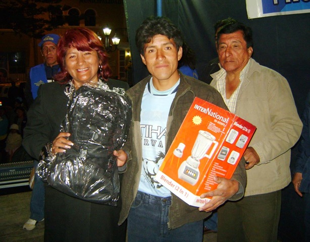 [rosa vásquez le entregó regalos a todos los corredores de la carrera hípica por el aniversario de matucana[5].jpg]