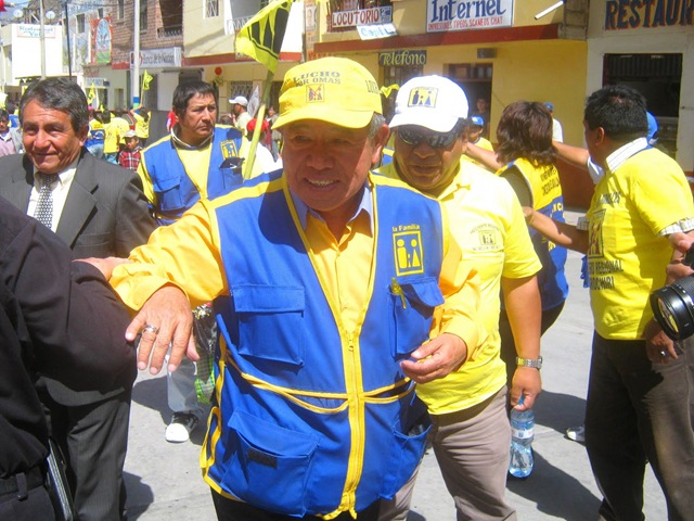 [nelson chui junto a la ovejita en la plaza de matucana[2].jpg]
