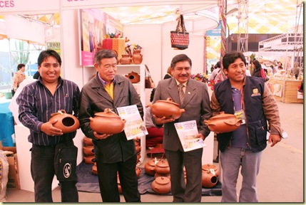 el presidente regional de lima, dr. luis custodio junto al ing. nelson chui (actualmente con licencia) junto a los artesanos de ollas de barro de santo domingo de los olleros - huarochirí