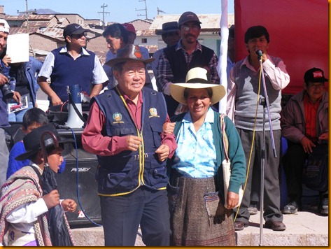 nelson chui con los pobladores de huachupampa 2