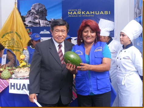 presidente nelson chui junto a la alcaldesa provincial de huarochirí mostrando una palta del distrito de Huanza