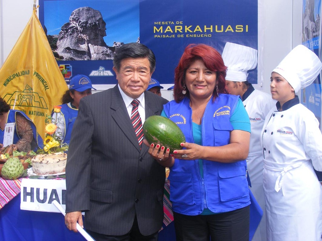 [presidente nelson chui junto a la alcaldesa provincial de huarochirí mostrando una palta del distrito de Huanza[4].jpg]
