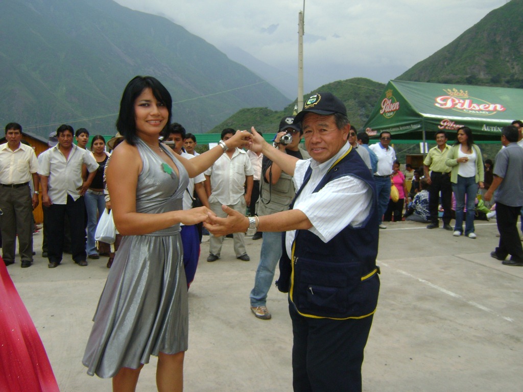 [el presidente regional nelson chui bailando una curcucha con la miss encanto 2009[4].jpg]