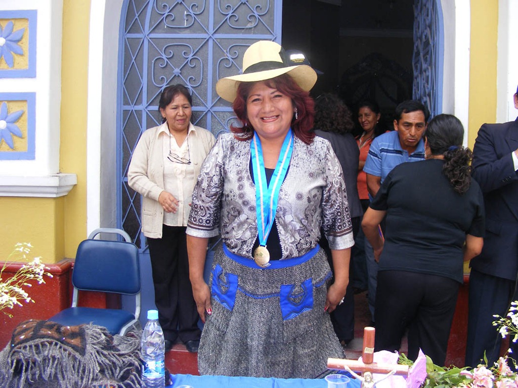 [pobladores de matucana le regalan traje típico a alcaldesa provincial de huarochirí[4].jpg]