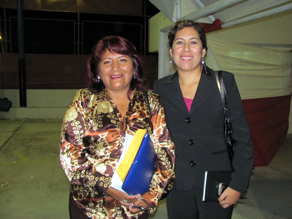 [la alcaldesa provincial rosa vásquez respalda el trabajo de la directora de la ugel 15 zaida trejo[4].jpg]
