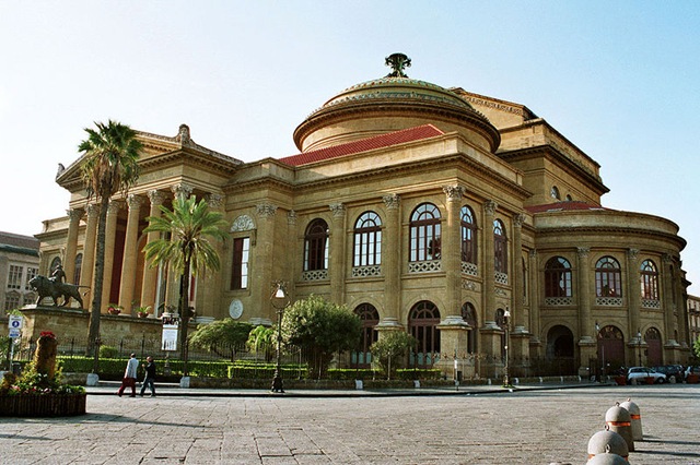 [800px-Palermo-Teatro-Massimo-bjs2007-02[3].jpg]