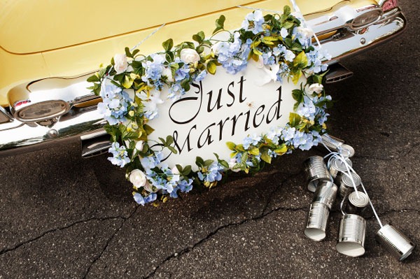 [just-married-sign-on-limo[5].jpg]