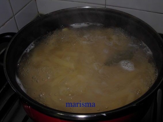 [macarrones en salsa de cebolla1[4].jpg]