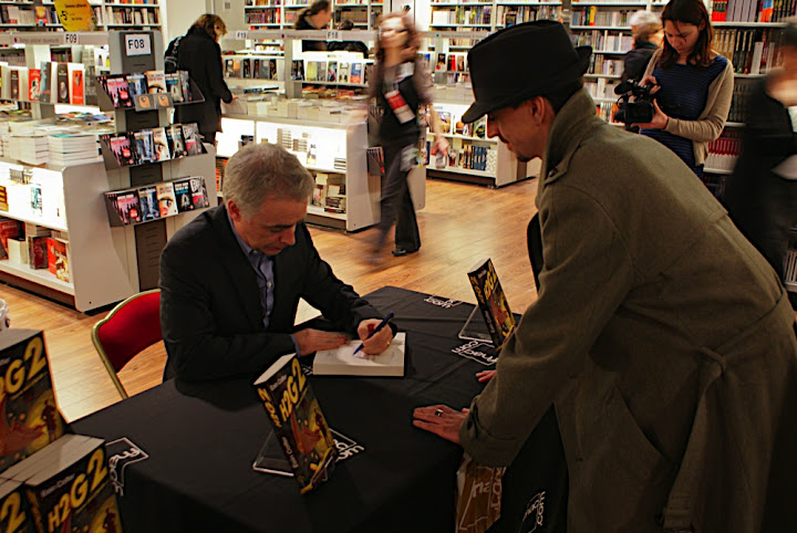 Eoin Colfer en pleine séance de dedicace