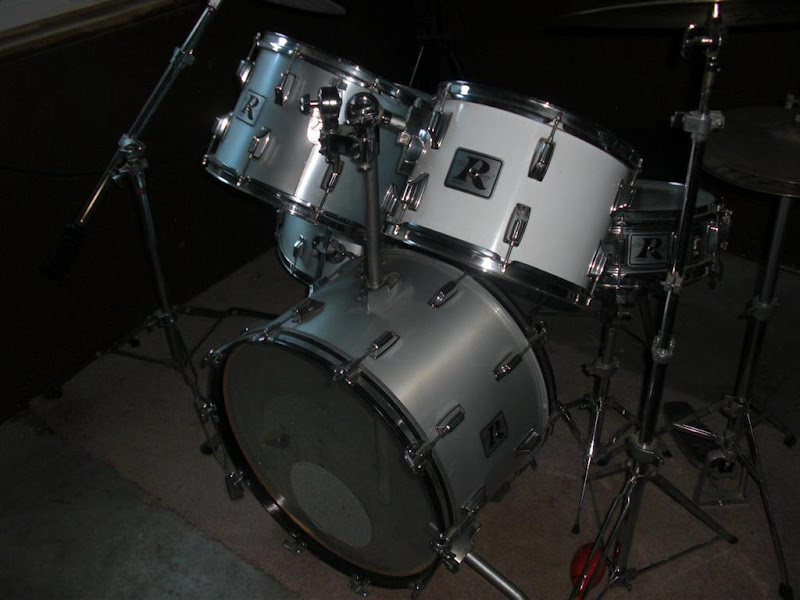 Cymbals includedNice rogers kit. 5 ply with the grey splatter inside the shells. This is the more desirable, earlier version of the \