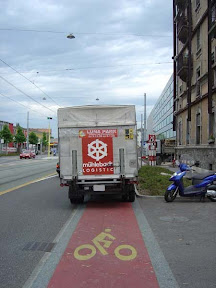 Rue des Acacias : "voilà, c'est bon. Chuis parqué."