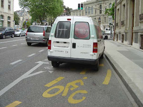 Rue de Candole : "URGENCE ! LIVRAISON DE FLEUR !"
