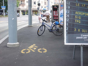 La piste cyclable de la plaine de Plainpalais : la multi-usage. Stationnement pour les puciers, endroit stratégique pour les pylône du tram, endroit idéal pour les affiches de votation et parking pour cycliste. Photo: Gabriele