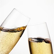 brindis choque de copas de champagne