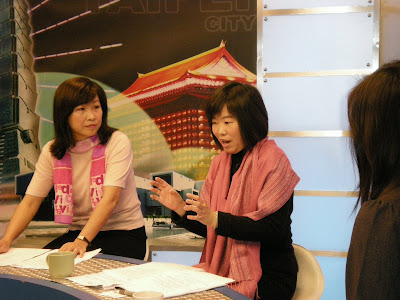李文英議員與婦女新知基金會的曾昭媛秘書長對於職場上常見《性別工作平等法》執行不力的原因做出分析，並且提出未來修法的方向和建議。