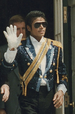 [393pxMichael_Jackson_19848.jpg]