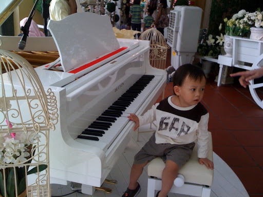 white piano open