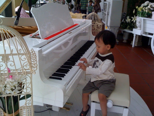 white grand piano