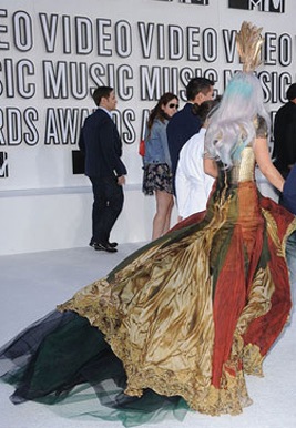 [lady-gaga-mcqueen-dress-mtv-vmas-2010[6].jpg]