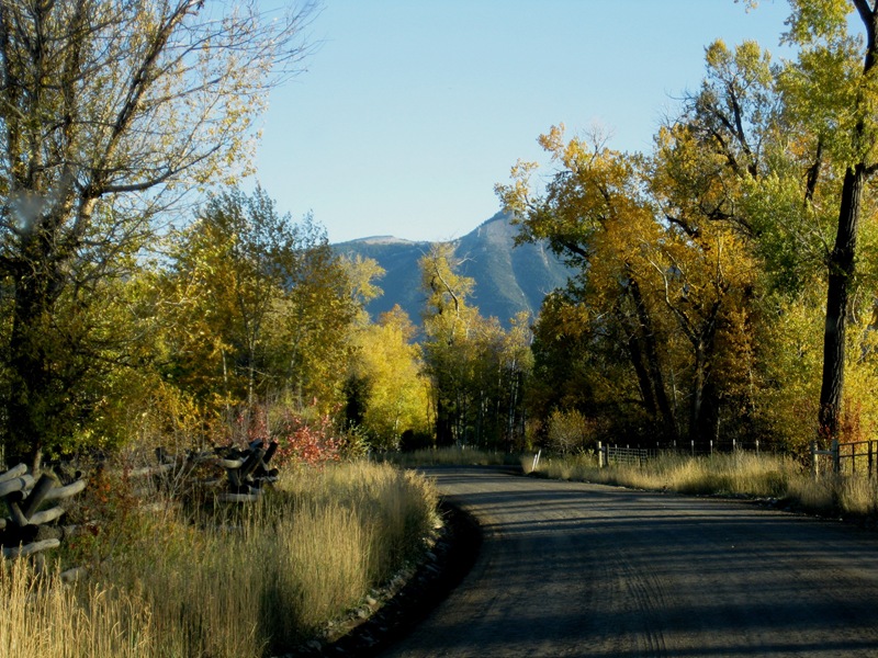 [The East Boulder Road in fall[2].jpg]
