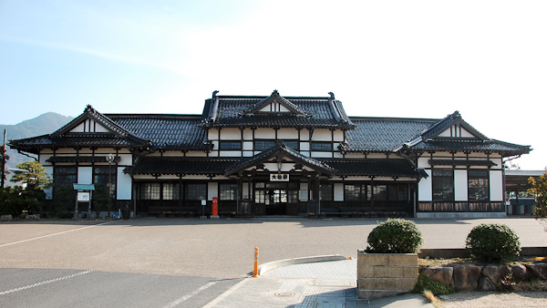 瓦屋頂木造的大社駅舍