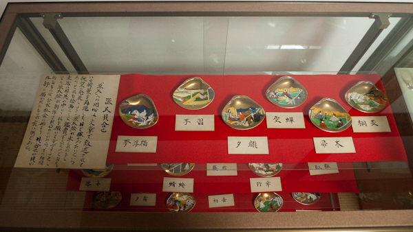 畫上源氏物語人物的「貝合わせ」(配對遊戲,類似神經衰弱)