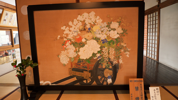 入口展示的屏風(為什麼會拍到又斜又變形呢…)