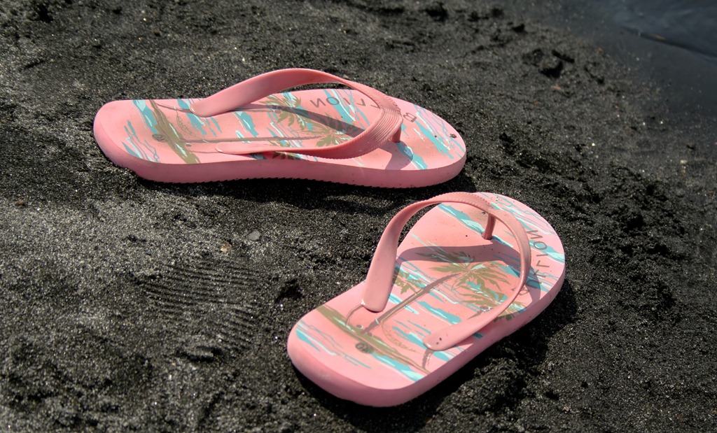 [On_the_sand_EF_3723[5].jpg]