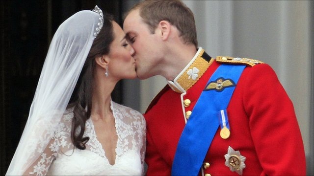 [Royal Balcony Kiss - Kate and Wills 1[1].jpg]