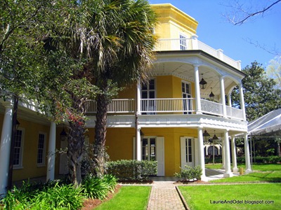 I love the color of this home!