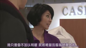她只是個不加以判斷　就將眼前的服裝試穿上的…
