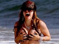 [avril-lavigne-bikini-portada[2].jpg]