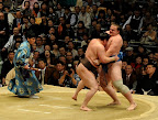Hakuho with Baruto in the grasp
